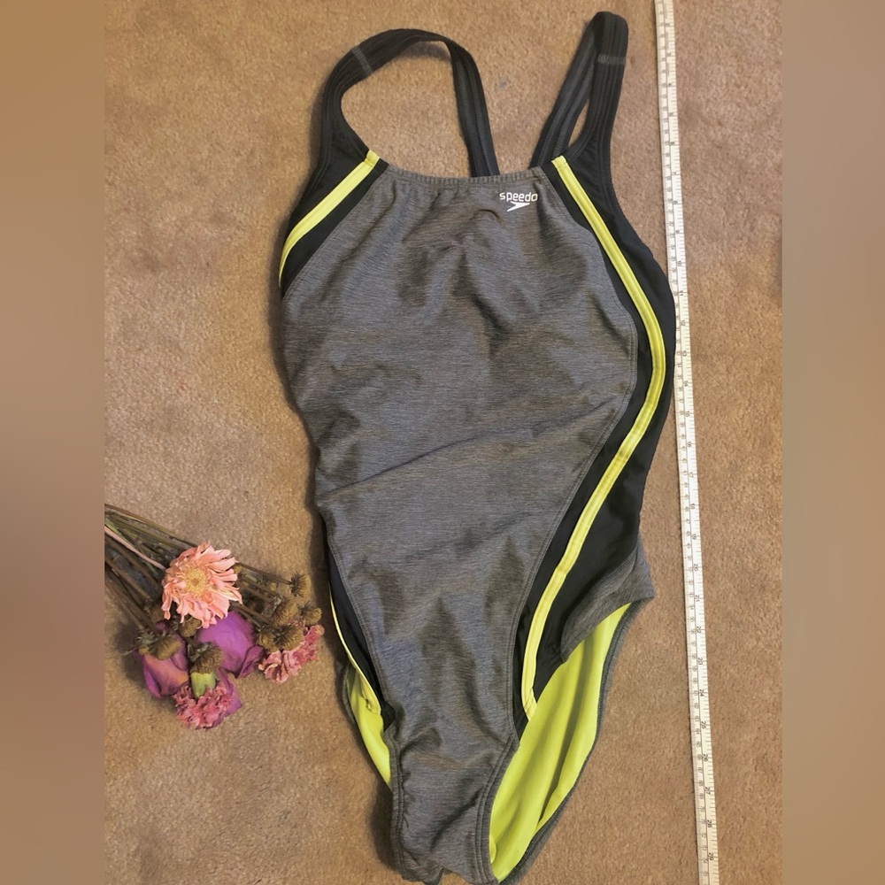 Speedo women’s one piece racer swimsuit, size 10 with built in bra, hydro bra